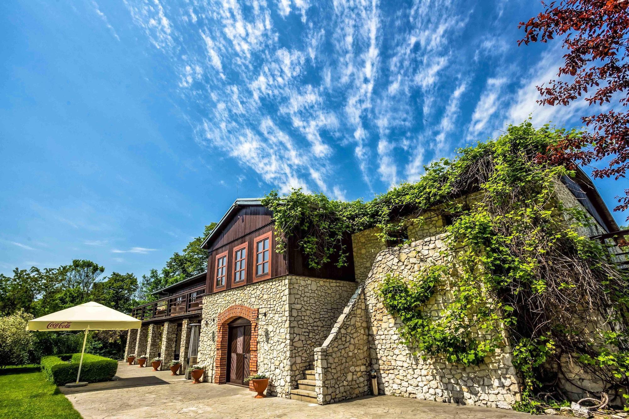 Hotel Dwor W Tomaszowicach Modlnica Exterior foto